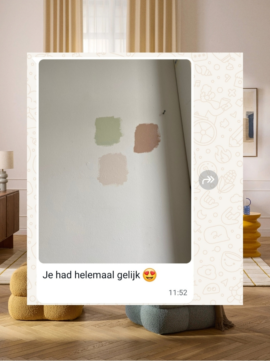 Kleurstalen op muur met klantreactie over kleuradvies